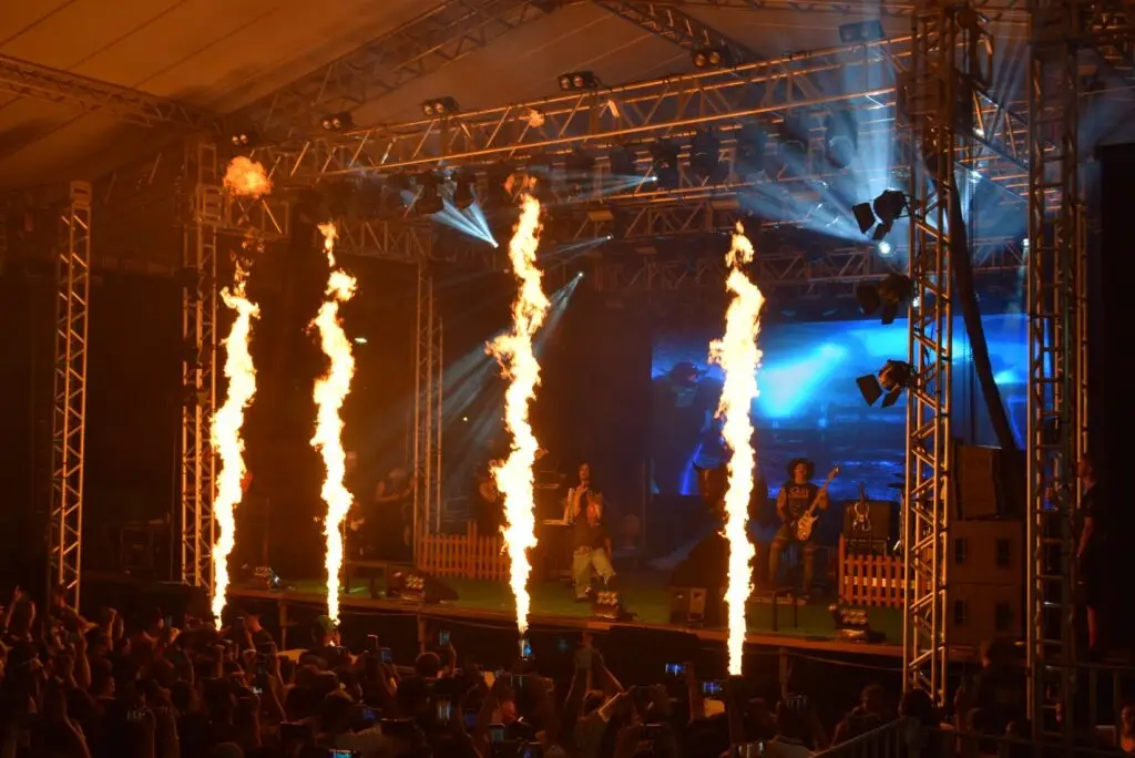 Iguatemi: Primeira noite de réveillon reuniu milhares de pessoas na Praça João Francisco Lopes, no show da dupla nacional “Us Agroboy”