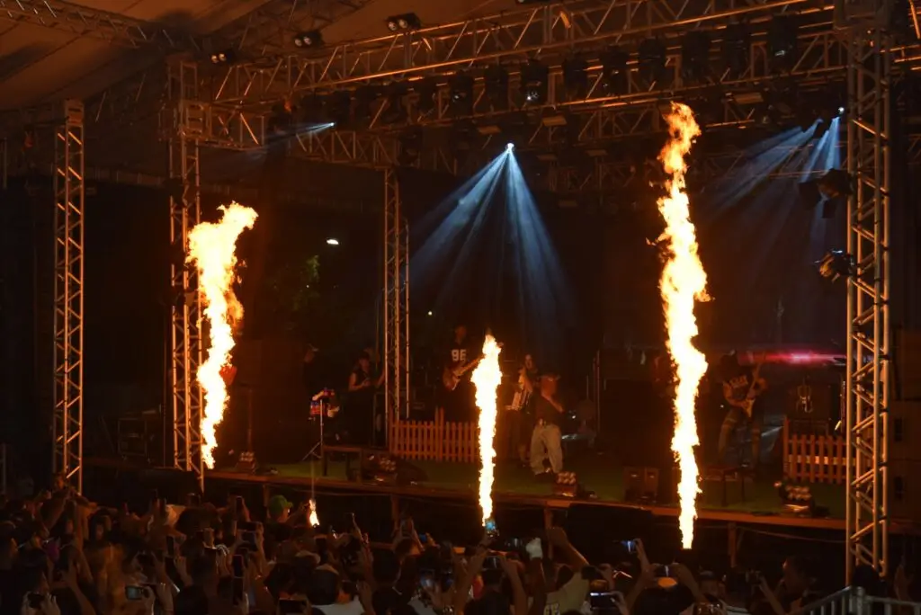 Iguatemi: Primeira noite de réveillon reuniu milhares de pessoas na Praça João Francisco Lopes, no show da dupla nacional “Us Agroboy”