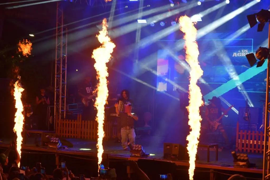 Iguatemi: Primeira noite de réveillon reuniu milhares de pessoas na Praça João Francisco Lopes, no show da dupla nacional “Us Agroboy”