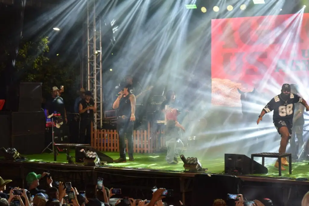Iguatemi: Primeira noite de réveillon reuniu milhares de pessoas na Praça João Francisco Lopes, no show da dupla nacional “Us Agroboy”