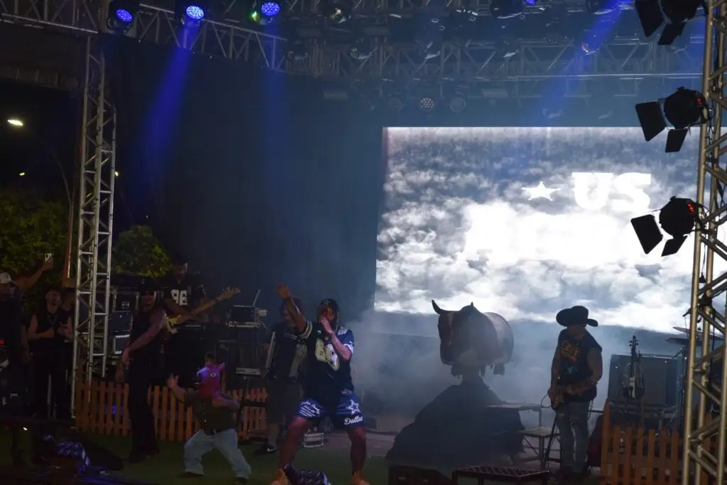 Iguatemi: Primeira noite de réveillon reuniu milhares de pessoas na Praça João Francisco Lopes, no show da dupla nacional “Us Agroboy”