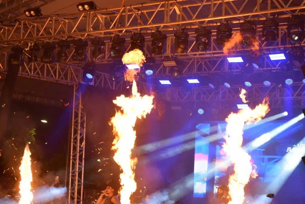 Iguatemi: Primeira noite de réveillon reuniu milhares de pessoas na Praça João Francisco Lopes, no show da dupla nacional “Us Agroboy”