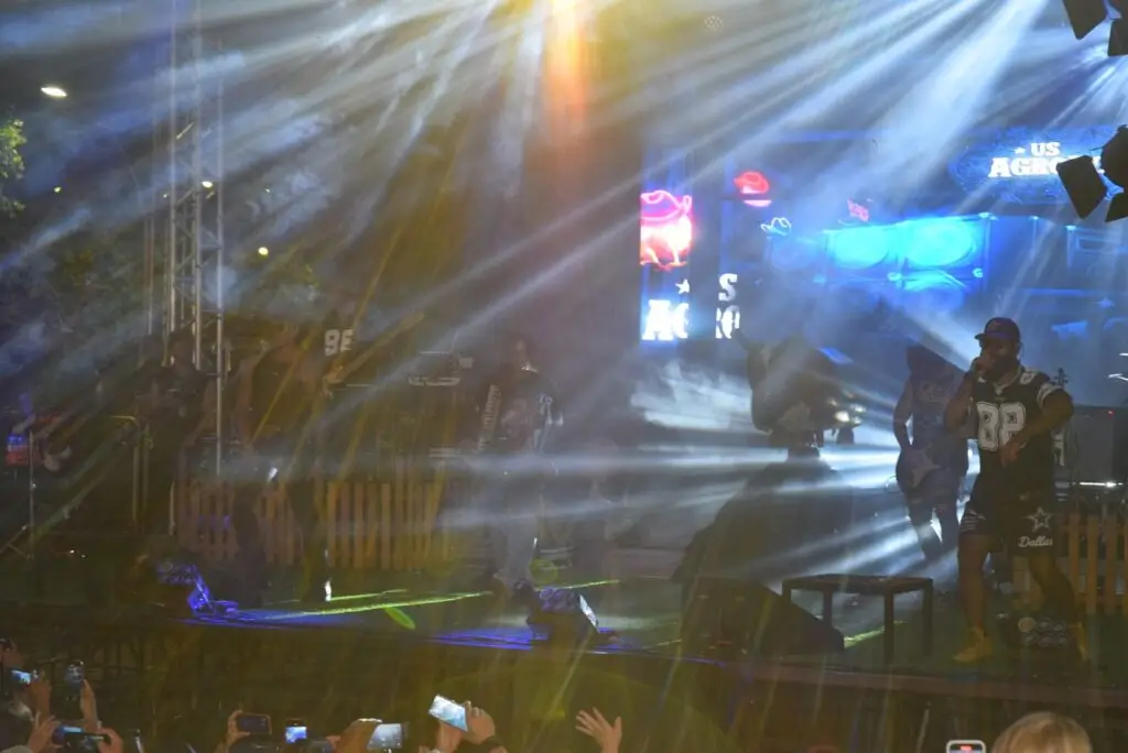 Iguatemi: Primeira noite de réveillon reuniu milhares de pessoas na Praça João Francisco Lopes, no show da dupla nacional “Us Agroboy”