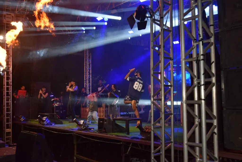 Iguatemi: Primeira noite de réveillon reuniu milhares de pessoas na Praça João Francisco Lopes, no show da dupla nacional “Us Agroboy”