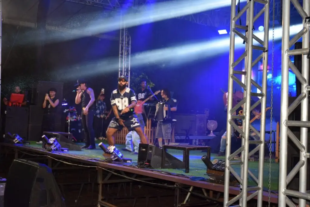 Iguatemi: Primeira noite de réveillon reuniu milhares de pessoas na Praça João Francisco Lopes, no show da dupla nacional “Us Agroboy”