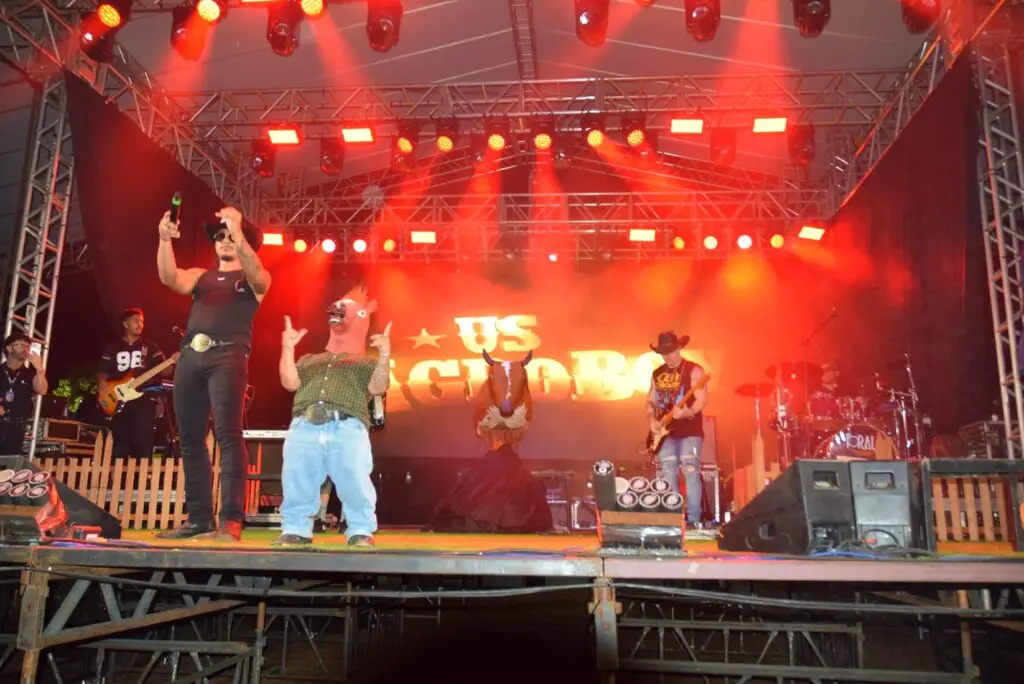 Iguatemi: Primeira noite de réveillon reuniu milhares de pessoas na Praça João Francisco Lopes, no show da dupla nacional “Us Agroboy”