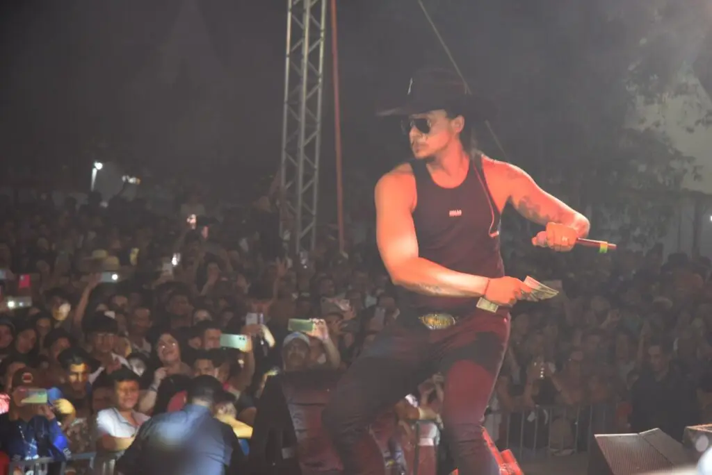 Iguatemi: Primeira noite de réveillon reuniu milhares de pessoas na Praça João Francisco Lopes, no show da dupla nacional “Us Agroboy”