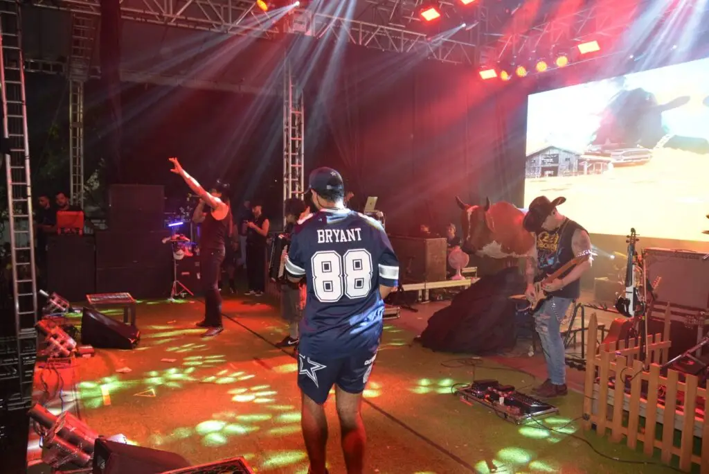 Iguatemi: Primeira noite de réveillon reuniu milhares de pessoas na Praça João Francisco Lopes, no show da dupla nacional “Us Agroboy”