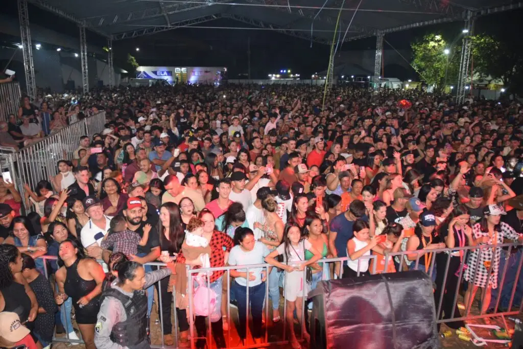 Iguatemi: Primeira noite de réveillon reuniu milhares de pessoas na Praça João Francisco Lopes, no show da dupla nacional “Us Agroboy”