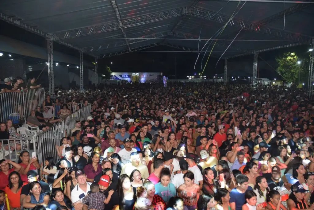 Iguatemi: Primeira noite de réveillon reuniu milhares de pessoas na Praça João Francisco Lopes, no show da dupla nacional “Us Agroboy”