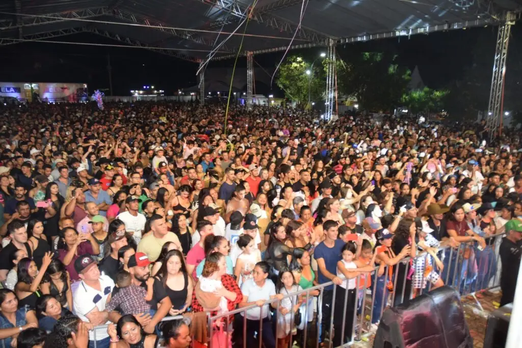 Iguatemi: Primeira noite de réveillon reuniu milhares de pessoas na Praça João Francisco Lopes, no show da dupla nacional “Us Agroboy”