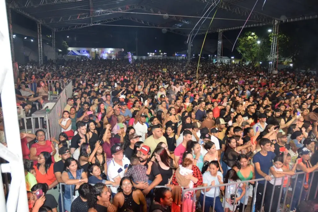 Iguatemi: Primeira noite de réveillon reuniu milhares de pessoas na Praça João Francisco Lopes, no show da dupla nacional “Us Agroboy”
