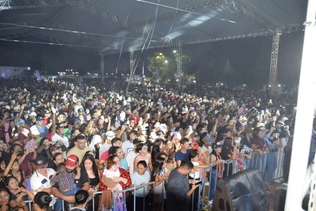 Iguatemi: Primeira noite de réveillon reuniu milhares de pessoas na Praça João Francisco Lopes, no show da dupla nacional “Us Agroboy”