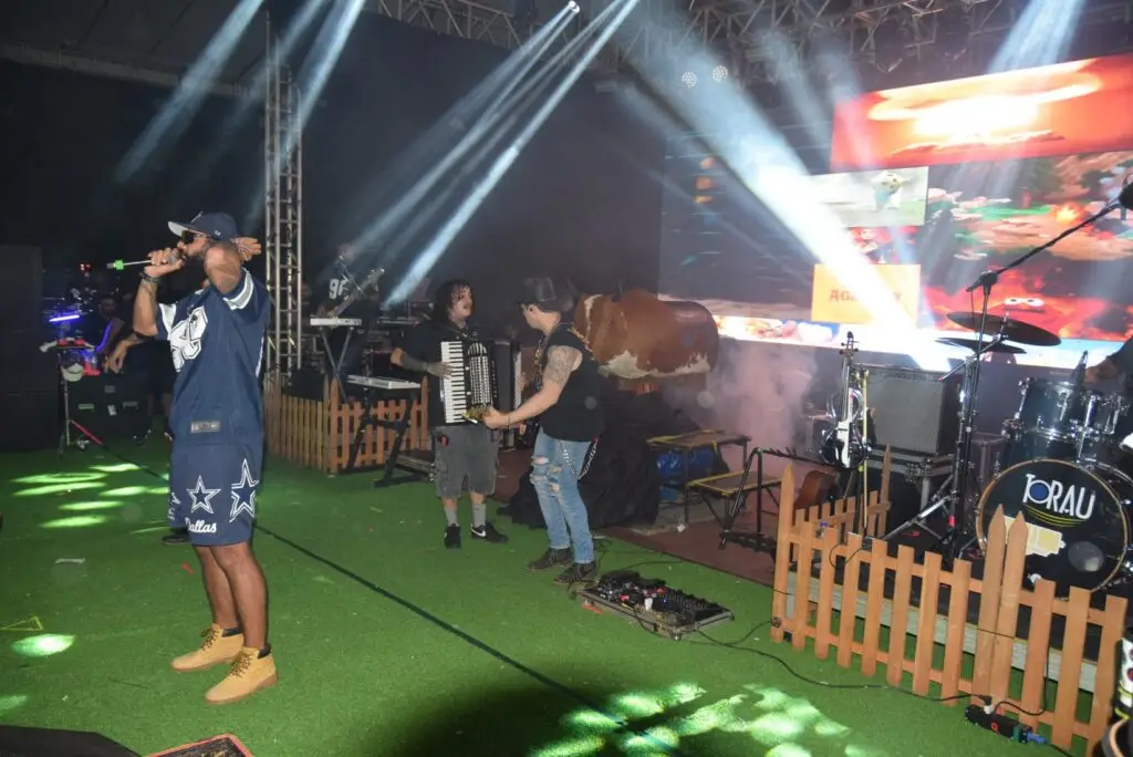 Iguatemi: Primeira noite de réveillon reuniu milhares de pessoas na Praça João Francisco Lopes, no show da dupla nacional “Us Agroboy”