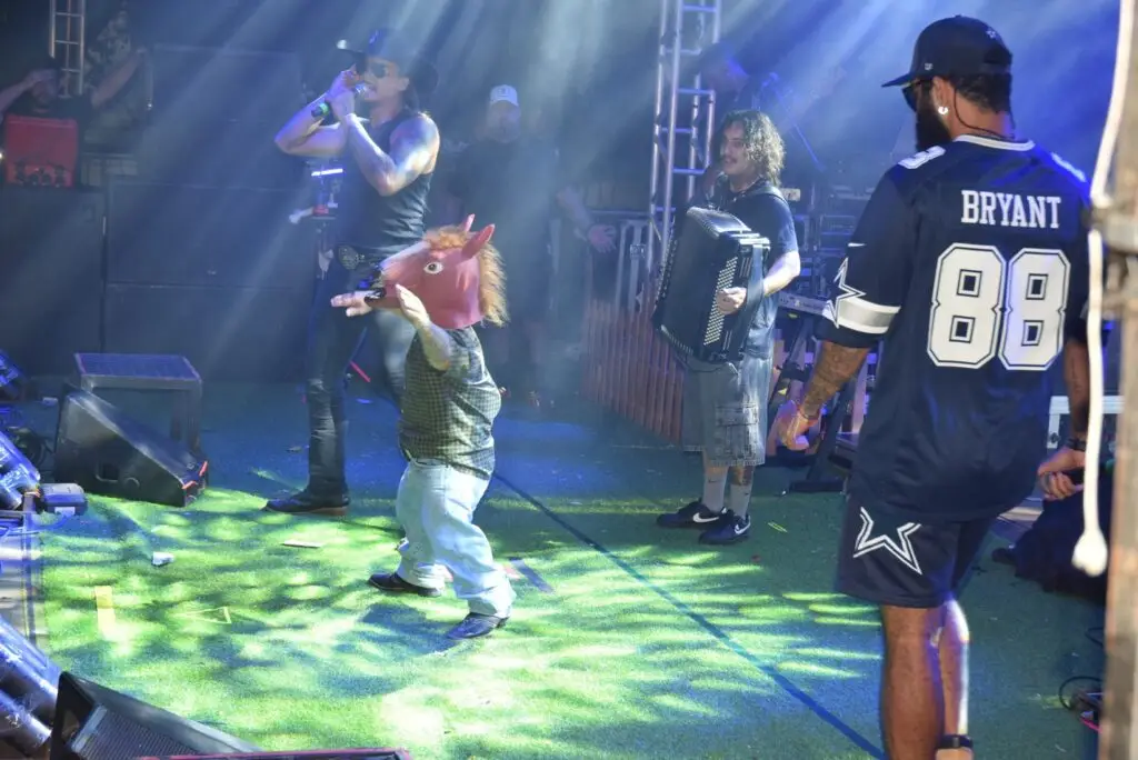 Iguatemi: Primeira noite de réveillon reuniu milhares de pessoas na Praça João Francisco Lopes, no show da dupla nacional “Us Agroboy”