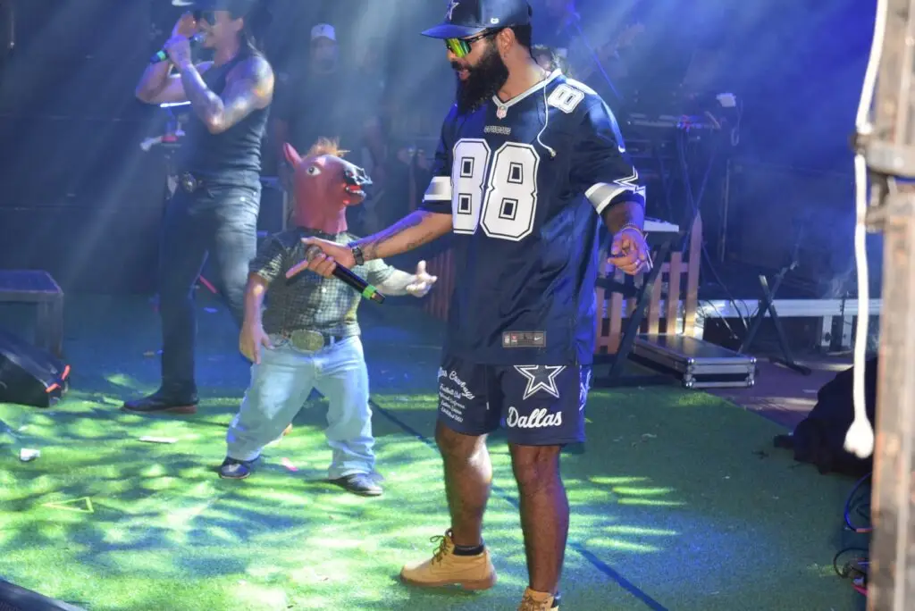 Iguatemi: Primeira noite de réveillon reuniu milhares de pessoas na Praça João Francisco Lopes, no show da dupla nacional “Us Agroboy”