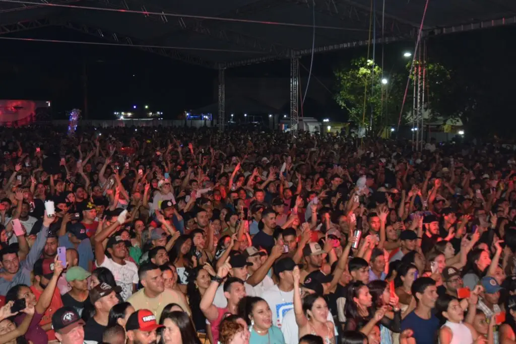 Iguatemi: Primeira noite de réveillon reuniu milhares de pessoas na Praça João Francisco Lopes, no show da dupla nacional “Us Agroboy”