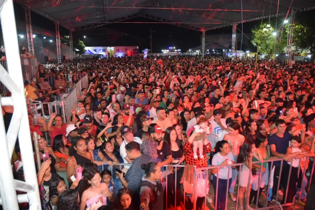 Iguatemi: Primeira noite de réveillon reuniu milhares de pessoas na Praça João Francisco Lopes, no show da dupla nacional “Us Agroboy”