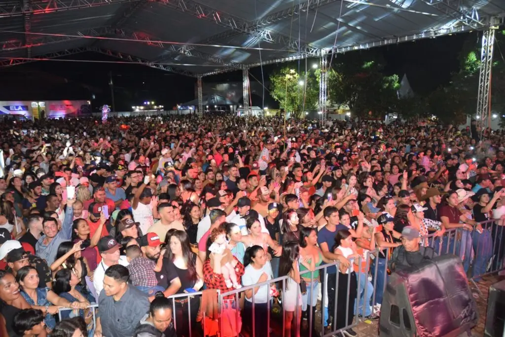 Iguatemi: Primeira noite de réveillon reuniu milhares de pessoas na Praça João Francisco Lopes, no show da dupla nacional “Us Agroboy”