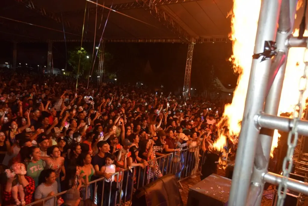 Iguatemi: Primeira noite de réveillon reuniu milhares de pessoas na Praça João Francisco Lopes, no show da dupla nacional “Us Agroboy”
