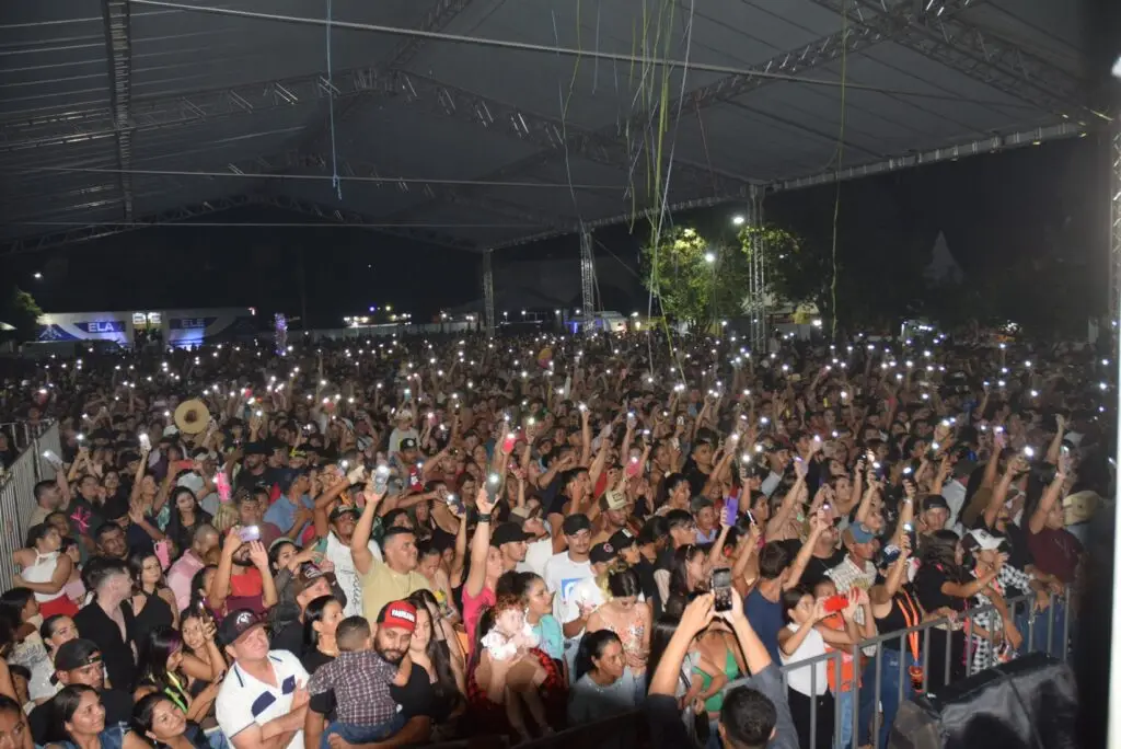 Iguatemi: Primeira noite de réveillon reuniu milhares de pessoas na Praça João Francisco Lopes, no show da dupla nacional “Us Agroboy”