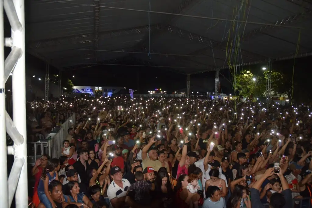 Iguatemi: Primeira noite de réveillon reuniu milhares de pessoas na Praça João Francisco Lopes, no show da dupla nacional “Us Agroboy”