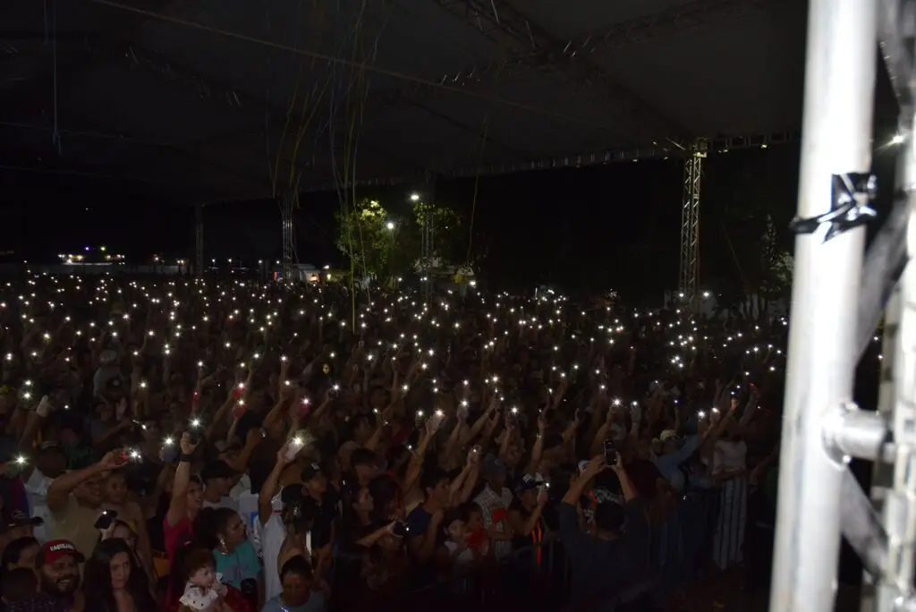 Iguatemi: Primeira noite de réveillon reuniu milhares de pessoas na Praça João Francisco Lopes, no show da dupla nacional “Us Agroboy”