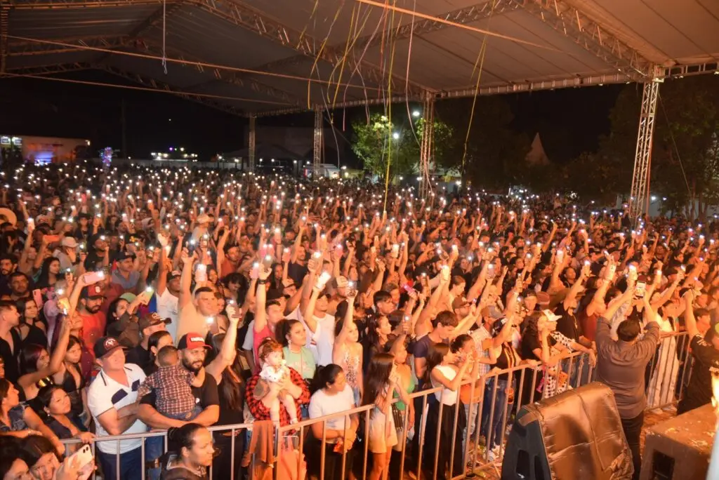 Iguatemi: Primeira noite de réveillon reuniu milhares de pessoas na Praça João Francisco Lopes, no show da dupla nacional “Us Agroboy”