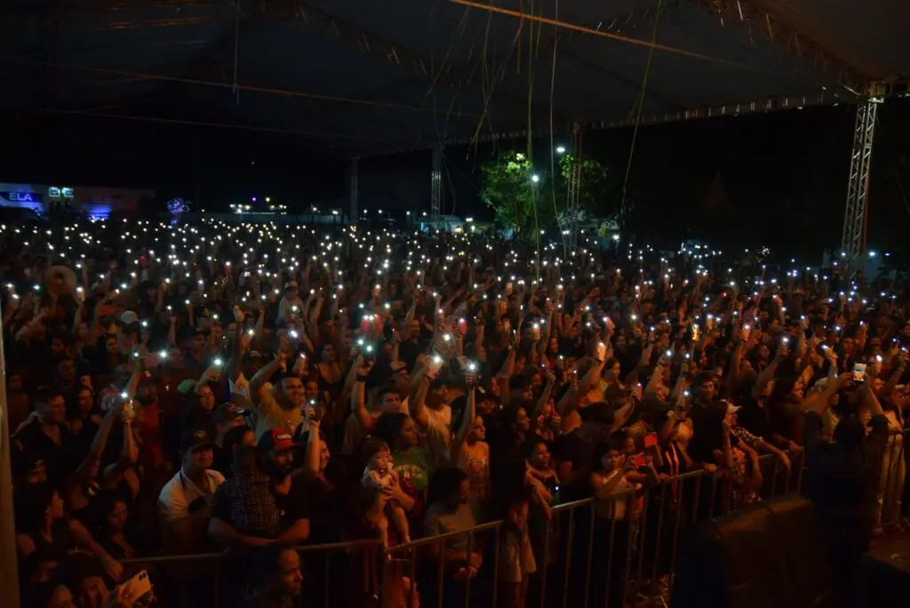 Iguatemi: Primeira noite de réveillon reuniu milhares de pessoas na Praça João Francisco Lopes, no show da dupla nacional “Us Agroboy”