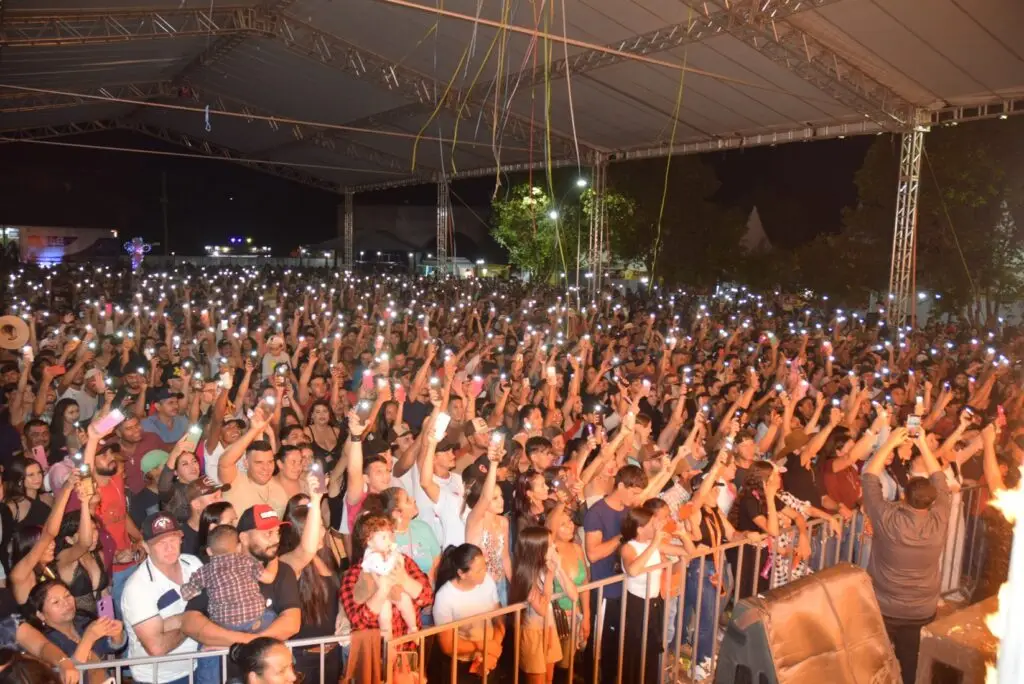 Iguatemi: Primeira noite de réveillon reuniu milhares de pessoas na Praça João Francisco Lopes, no show da dupla nacional “Us Agroboy”