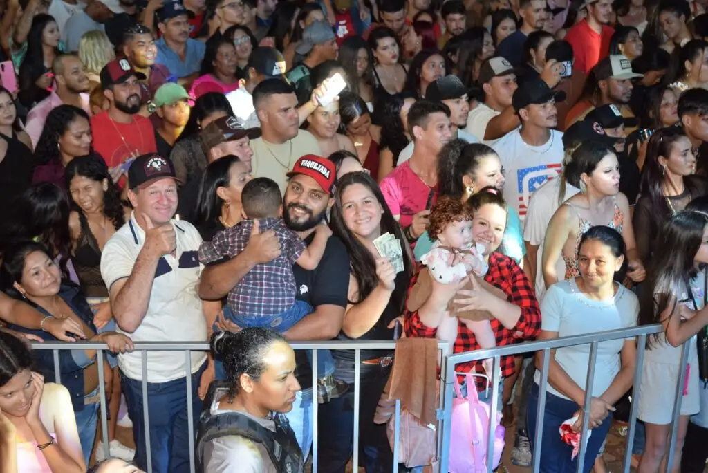 Iguatemi: Primeira noite de réveillon reuniu milhares de pessoas na Praça João Francisco Lopes, no show da dupla nacional “Us Agroboy”