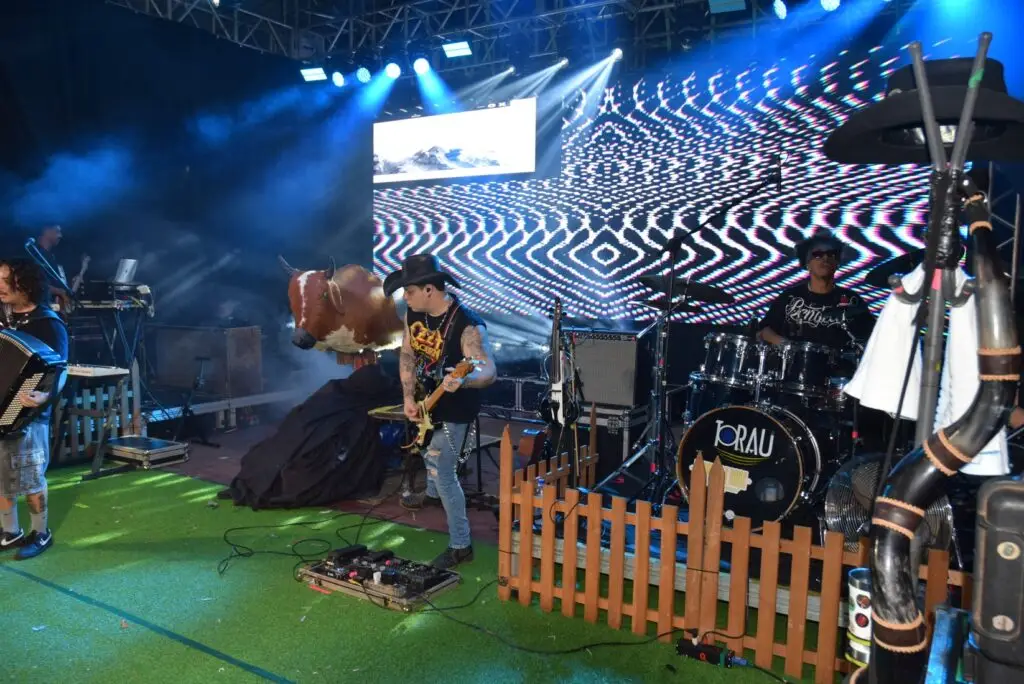 Iguatemi: Primeira noite de réveillon reuniu milhares de pessoas na Praça João Francisco Lopes, no show da dupla nacional “Us Agroboy”