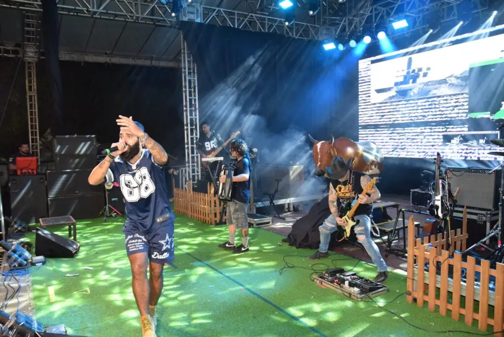 Iguatemi: Primeira noite de réveillon reuniu milhares de pessoas na Praça João Francisco Lopes, no show da dupla nacional “Us Agroboy”