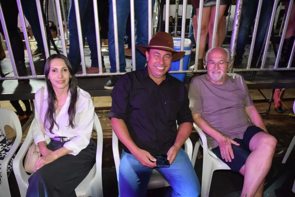 Iguatemi: Primeira noite de réveillon reuniu milhares de pessoas na Praça João Francisco Lopes, no show da dupla nacional “Us Agroboy”