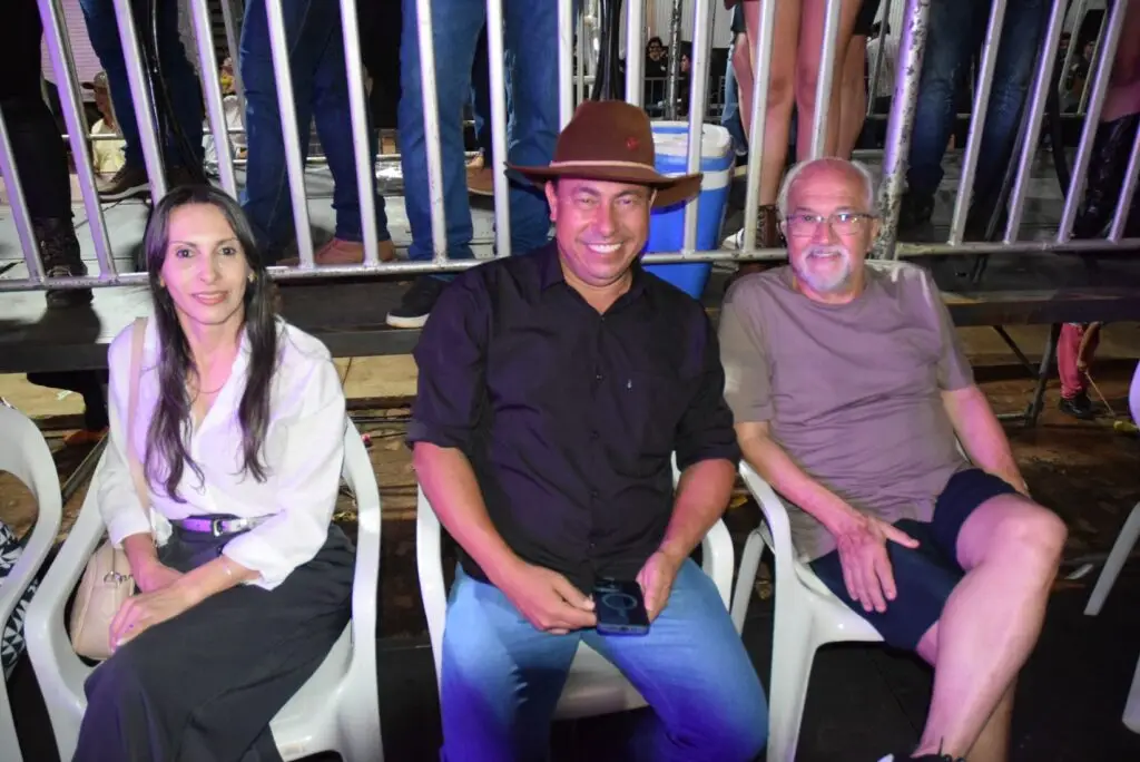 Iguatemi: Primeira noite de réveillon reuniu milhares de pessoas na Praça João Francisco Lopes, no show da dupla nacional “Us Agroboy”