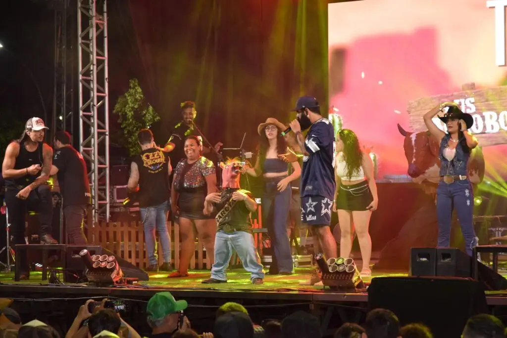 Iguatemi: Primeira noite de réveillon reuniu milhares de pessoas na Praça João Francisco Lopes, no show da dupla nacional “Us Agroboy”