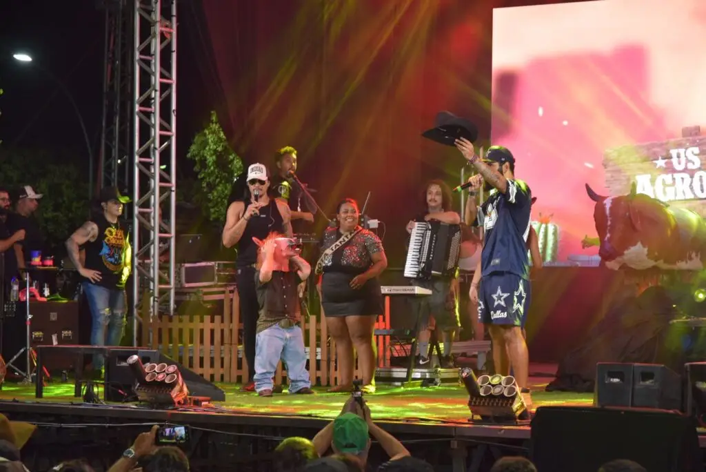 Iguatemi: Primeira noite de réveillon reuniu milhares de pessoas na Praça João Francisco Lopes, no show da dupla nacional “Us Agroboy”