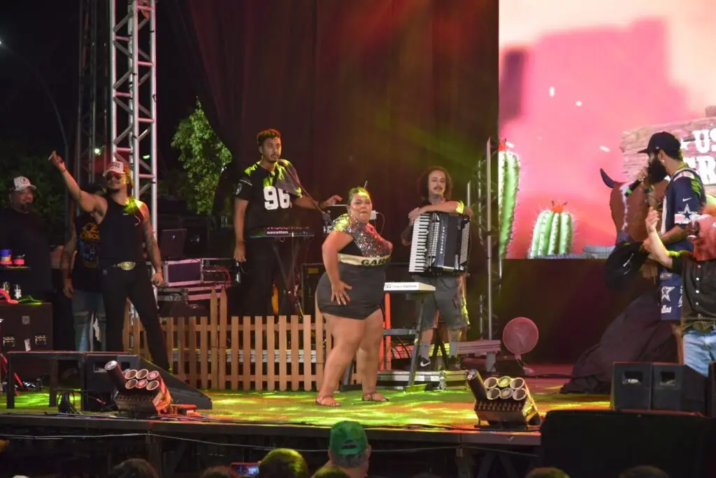 Iguatemi: Primeira noite de réveillon reuniu milhares de pessoas na Praça João Francisco Lopes, no show da dupla nacional “Us Agroboy”