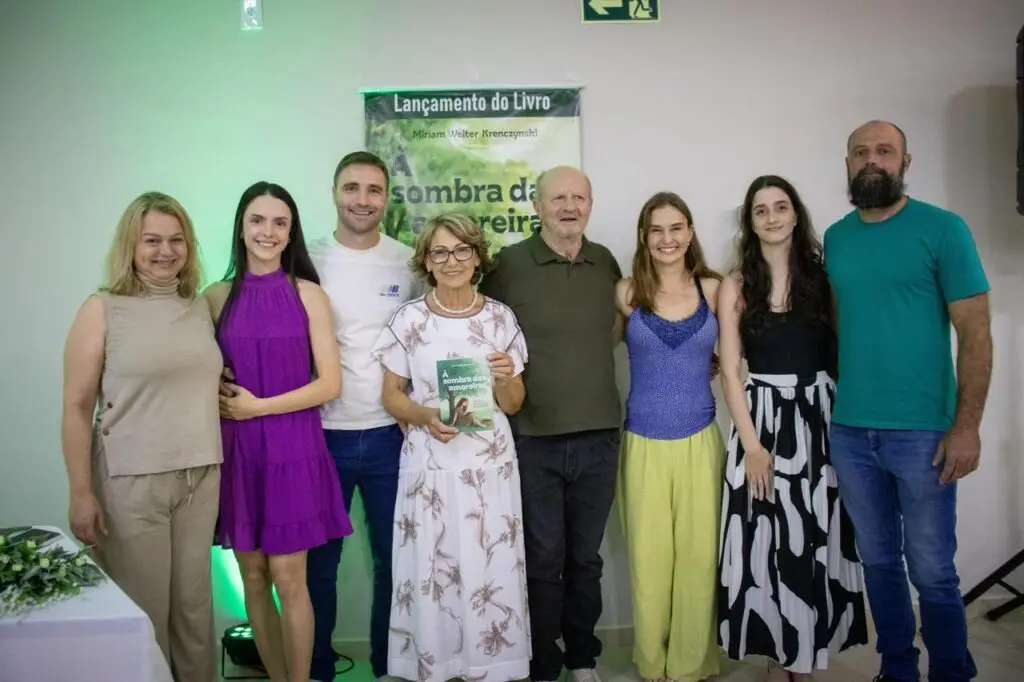 Vereadora Miriam Krenczynski lança livro de poesias em Iguatemi