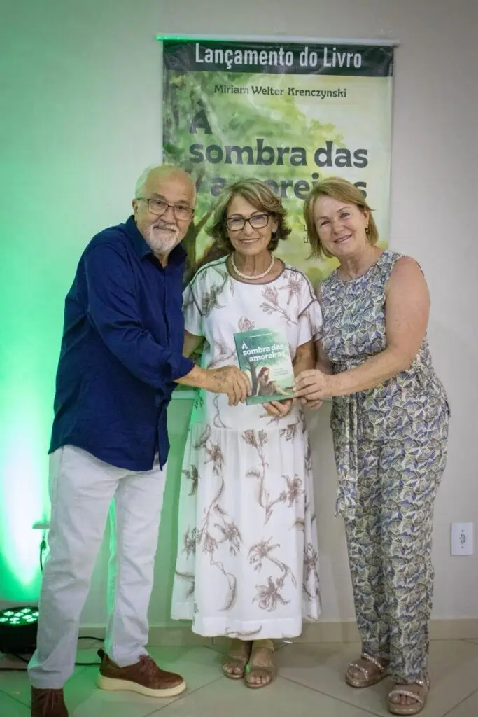 Vereadora Miriam Krenczynski lança livro de poesias em Iguatemi