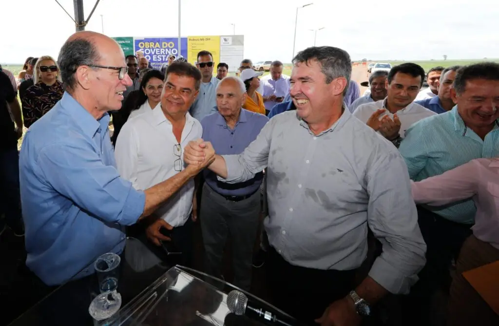 Governador Eduardo Riedel lança início da pavimentação da MS-289 em Amambai Governador Eduardo Riedel lança início da pavimentação da MS-289 em Amambai