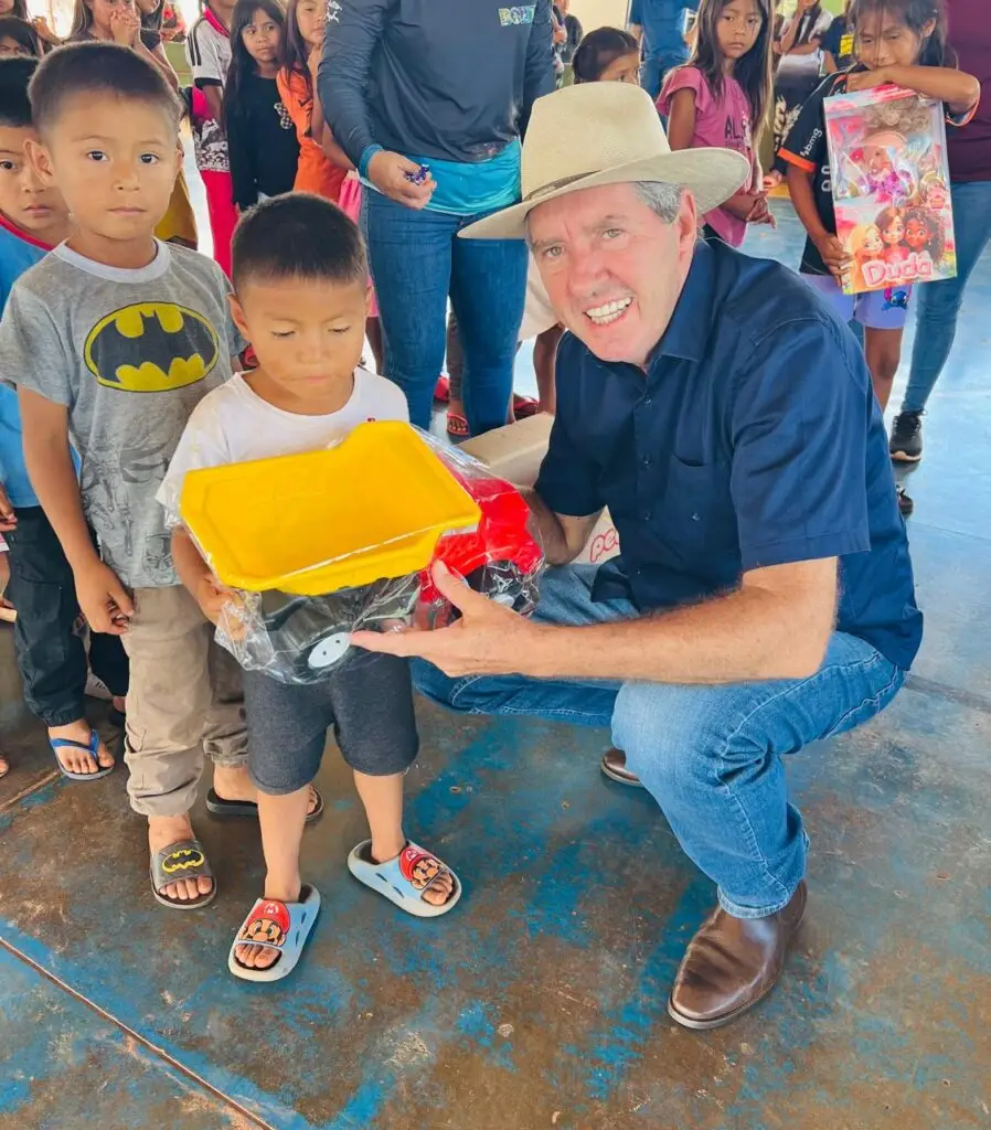 Prefeitura de Paranhos celebra o Natal com entrega de brinquedos às crianças indígenas