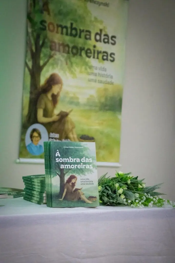 Vereadora Miriam Krenczynski lança livro de poesias em Iguatemi