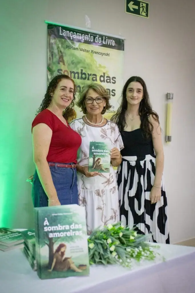 Vereadora Miriam Krenczynski lança livro de poesias em Iguatemi