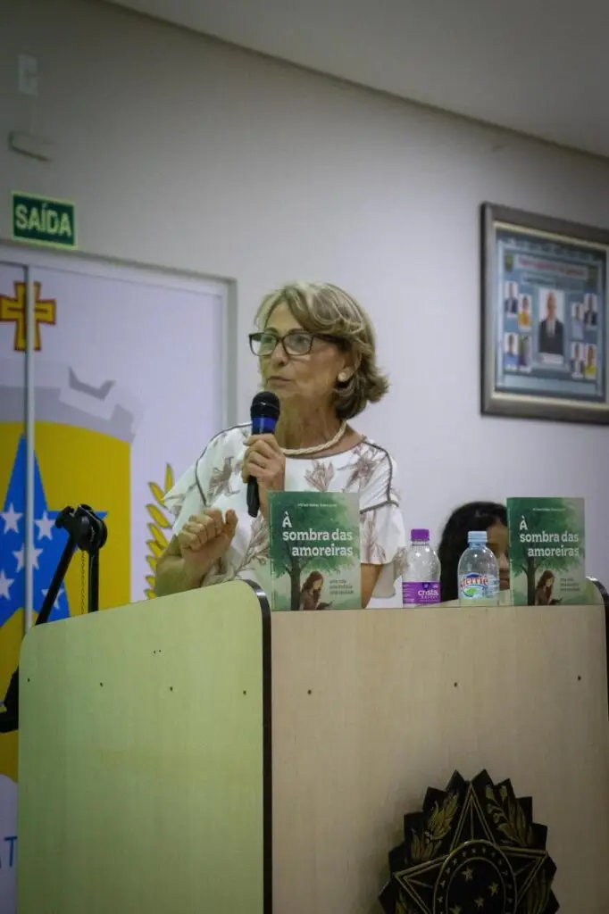 Vereadora Miriam Krenczynski lança livro de poesias em Iguatemi
