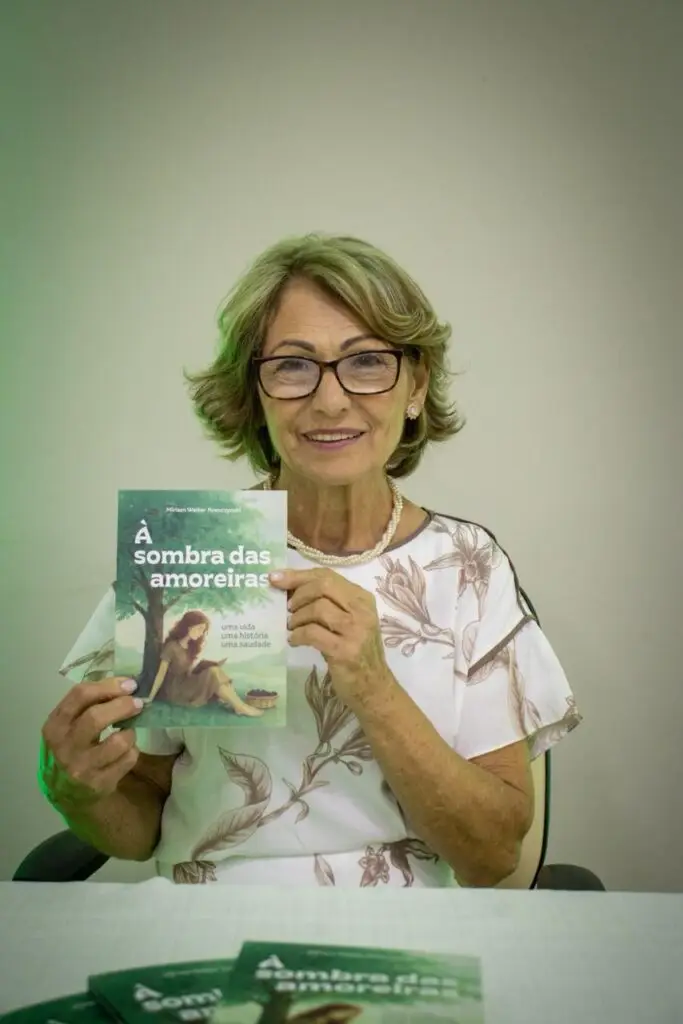 Vereadora Miriam Krenczynski lança livro de poesias em Iguatemi