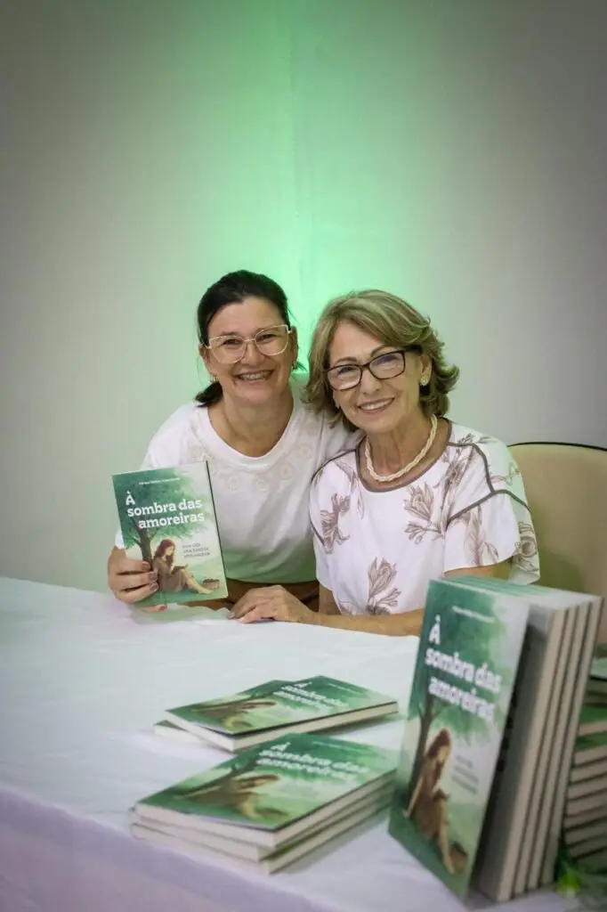 Vereadora Miriam Krenczynski lança livro de poesias em Iguatemi