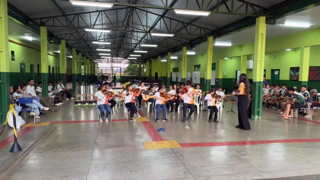 Caarapó: Gilberto Segóvia entrega kits esportivos, musicais e uniforme à Escola Joaquim Vianna Caarapó: Gilberto Segóvia entrega kits esportivos, musicais e uniforme à Escola Joaquim Vianna