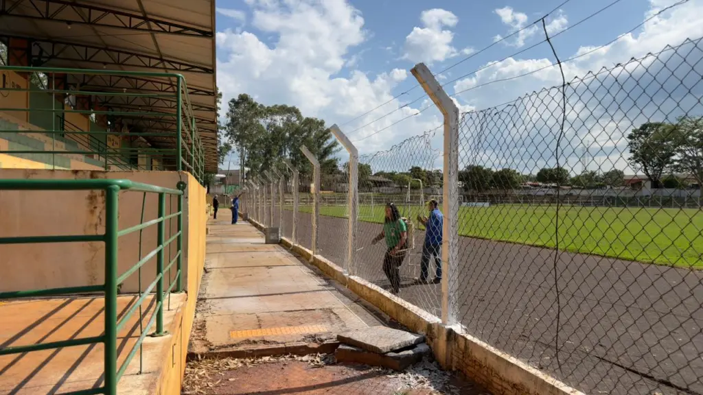 Naviraí: Prefeito determina reformas no Estádio Virotão Naviraí: Prefeito determina reformas no Estádio Virotão