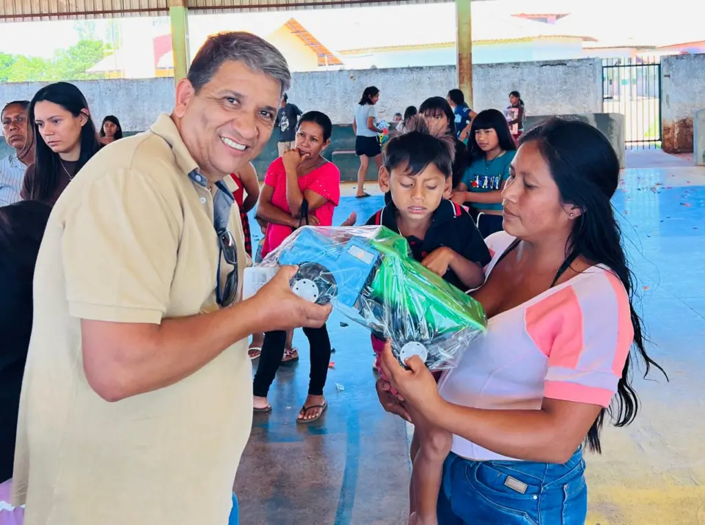 Prefeitura de Paranhos celebra o Natal com entrega de brinquedos às crianças indígenas